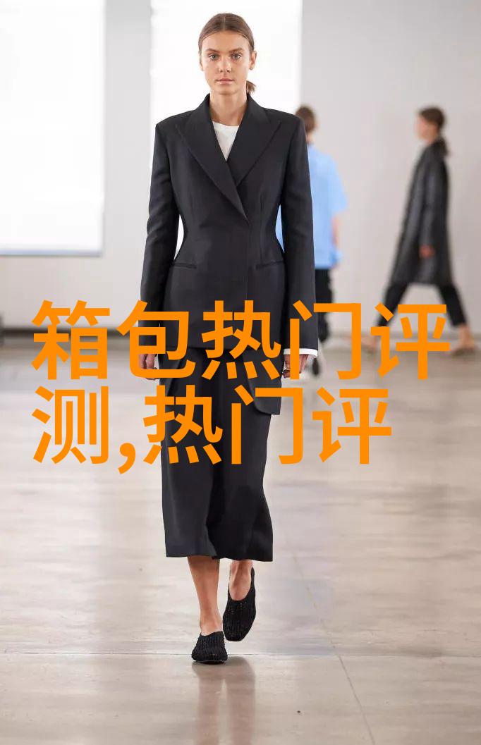 白色中筒袜配黑色匡威经典款